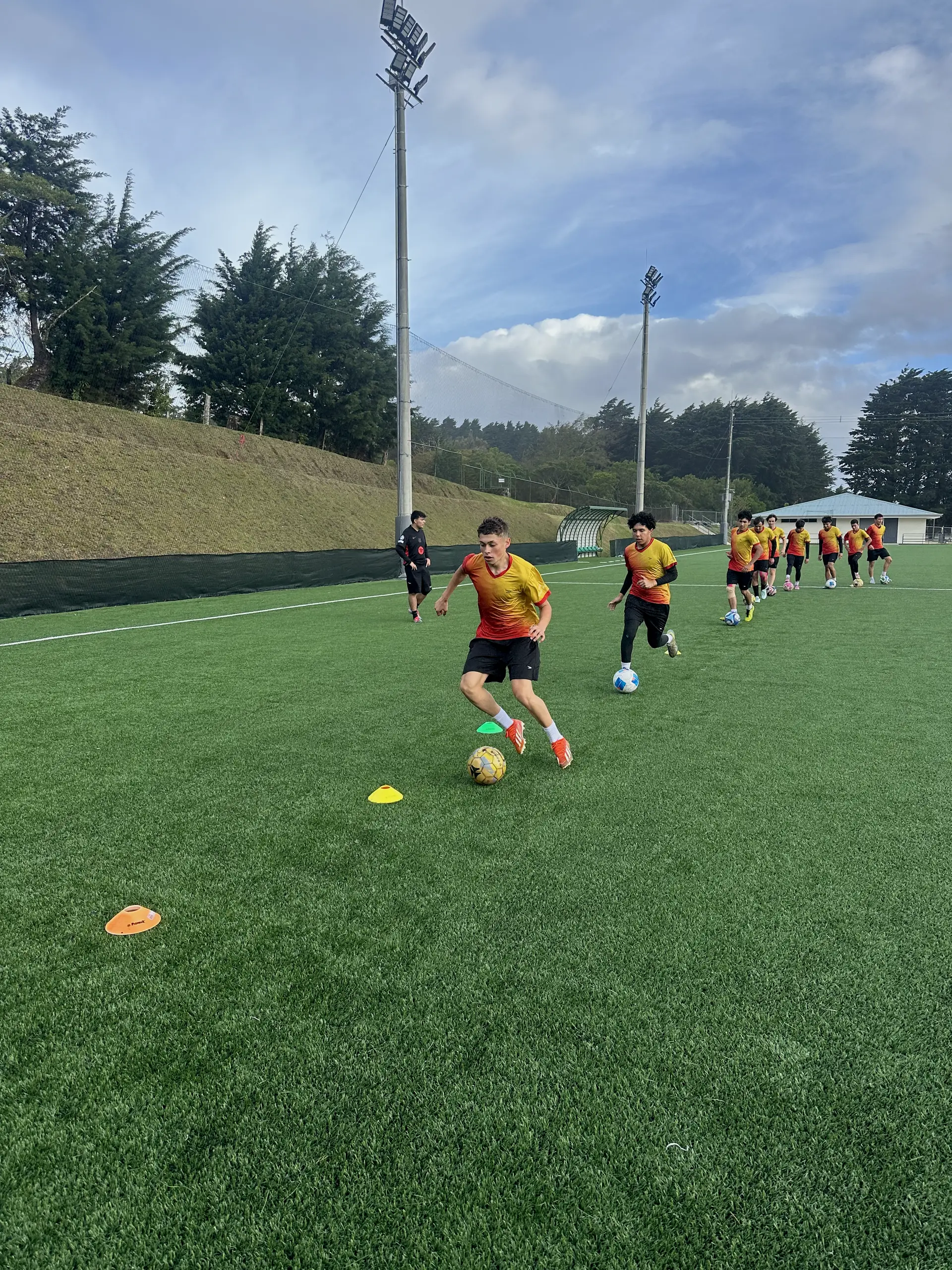 Entrenamiento técnico con conos