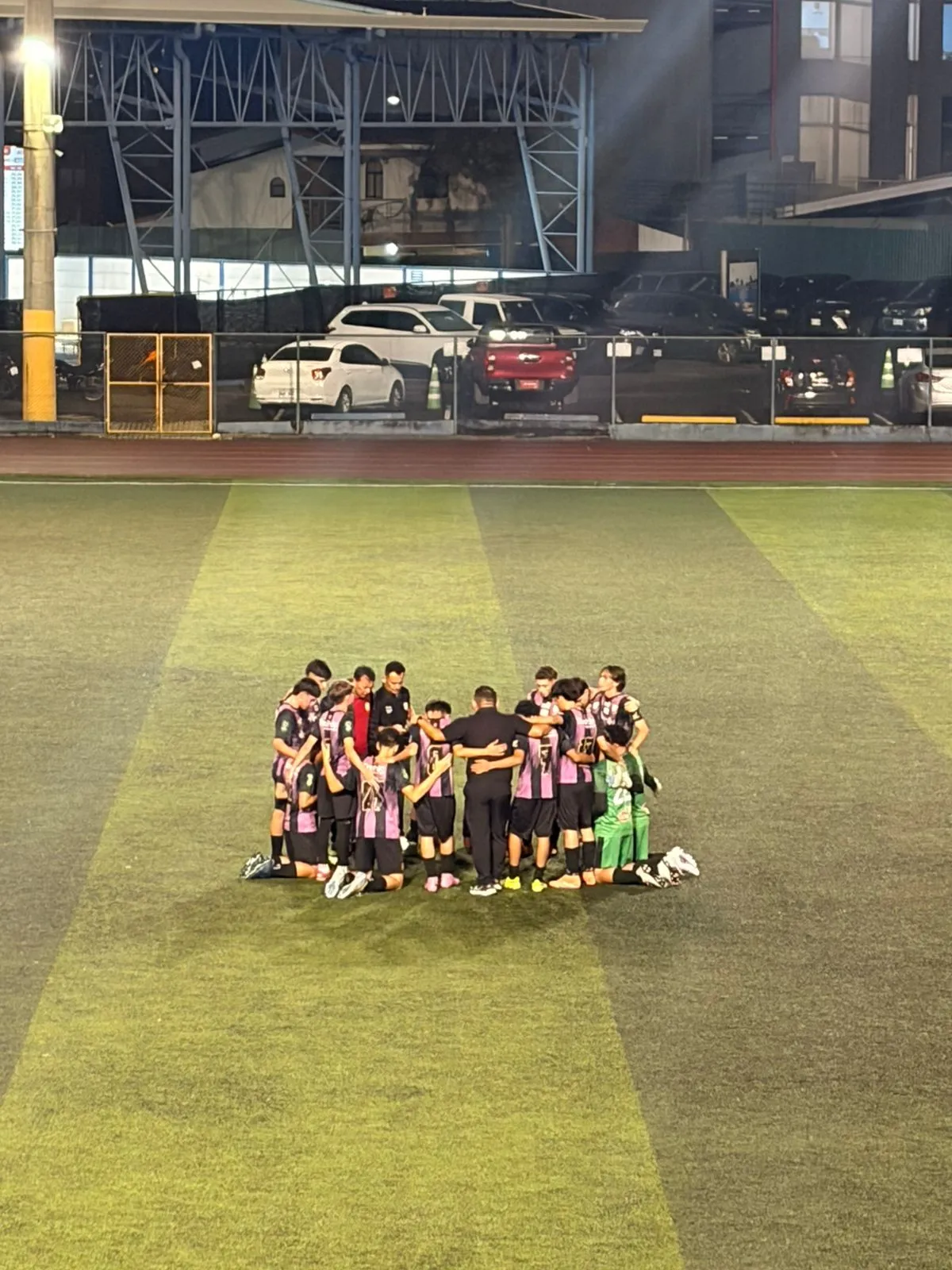 Huddle del equipo bajo las luces