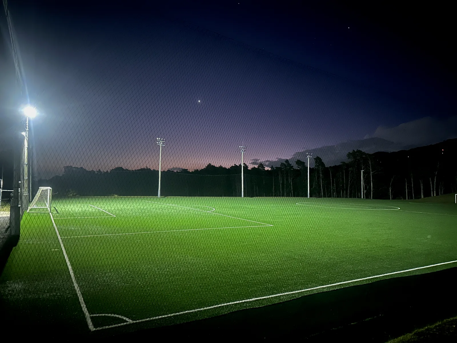 Cancha sintética bajo cielo estrellado